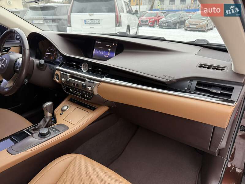 Седан Lexus ES 2016 в Виннице