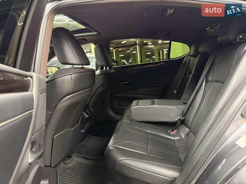 Седан Lexus ES 2018 в Киеве фото 27 Седан Lexus ES 2018 в Киеве