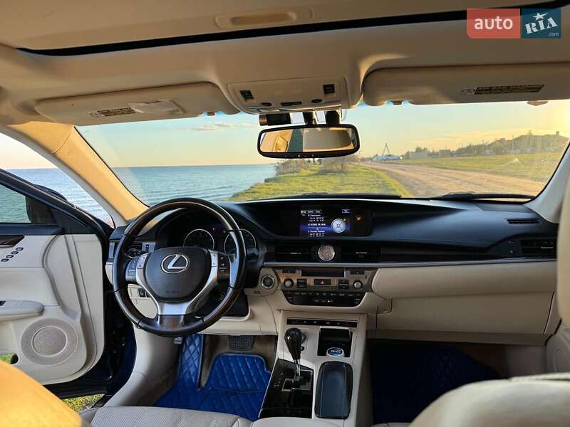 Седан Lexus ES 2015 в Одесі
