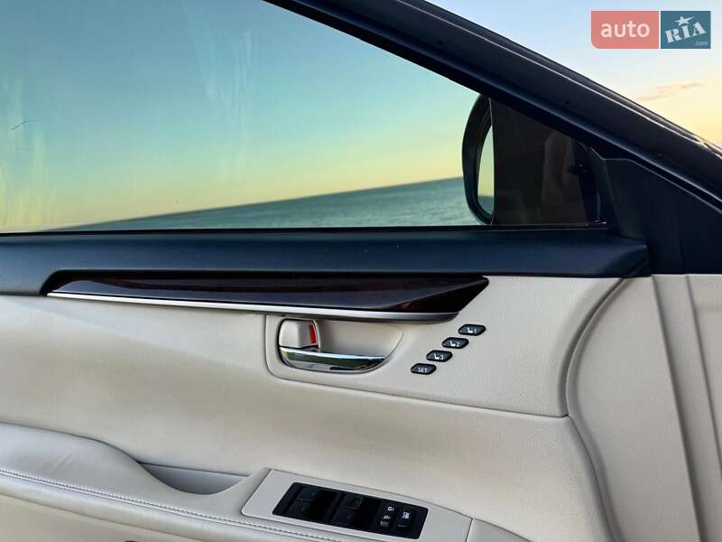 Седан Lexus ES 2015 в Одесі