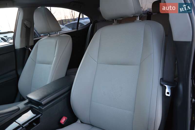 Седан Lexus ES 2013 в Киеве