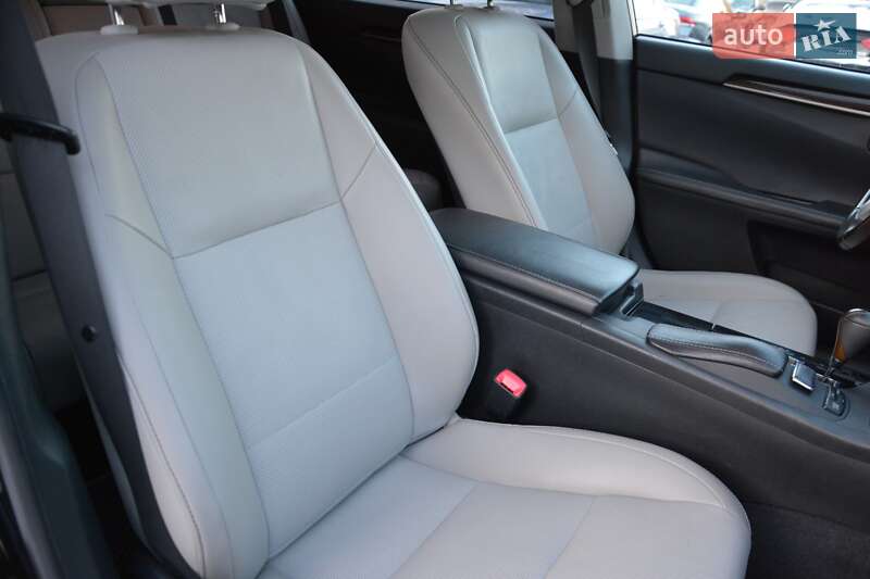 Седан Lexus ES 2013 в Киеве