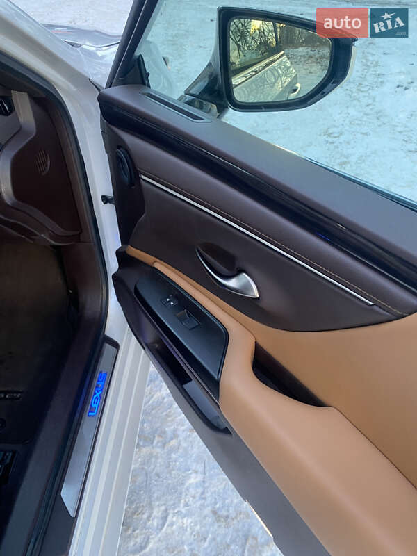 Седан Lexus ES 2019 в Киеве