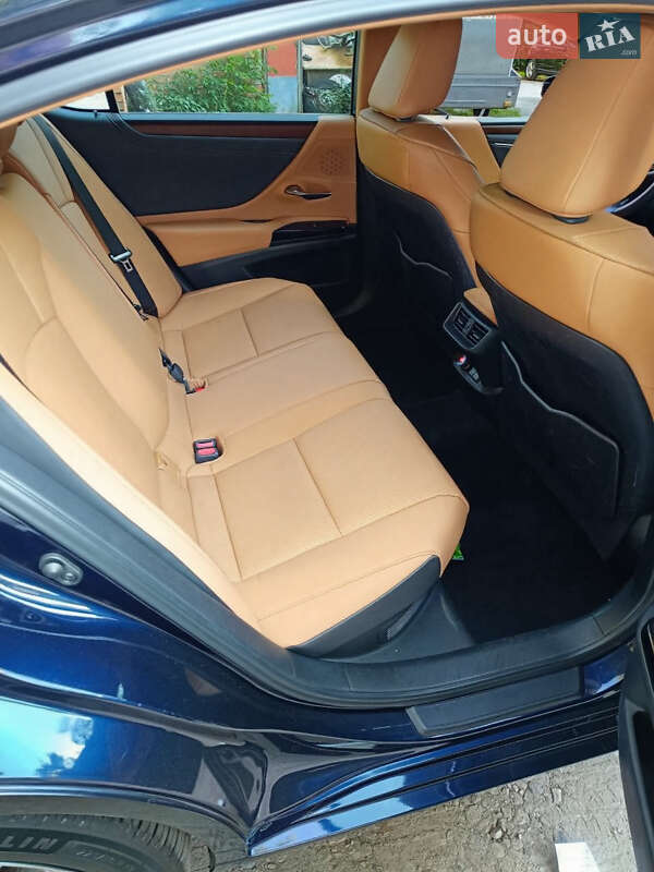 Седан Lexus ES 2023 в Киеве