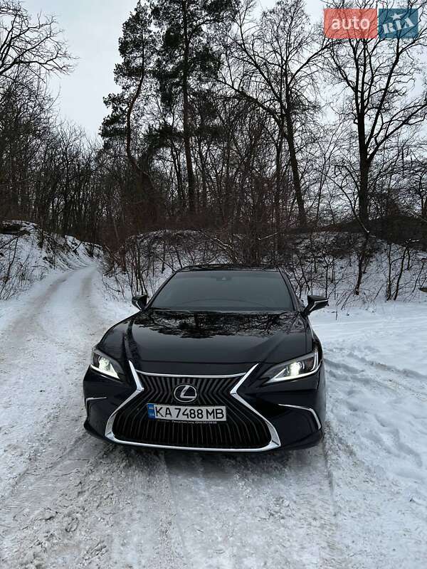 Седан Lexus ES 2018 в Киеве