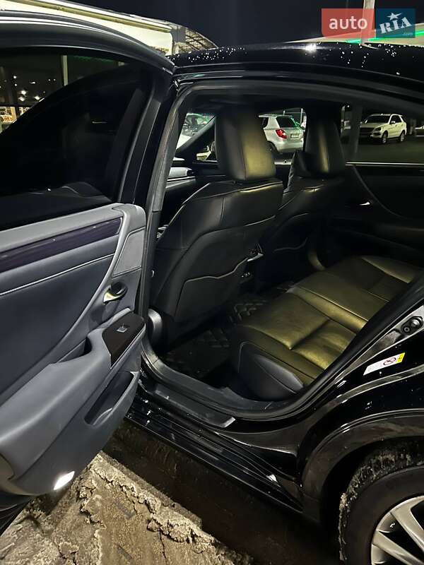 Седан Lexus ES 2018 в Киеве