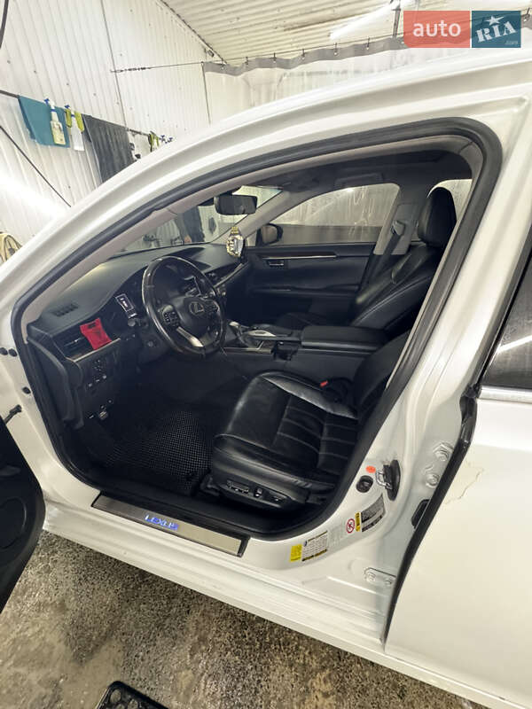 Седан Lexus ES 2015 в Киеве