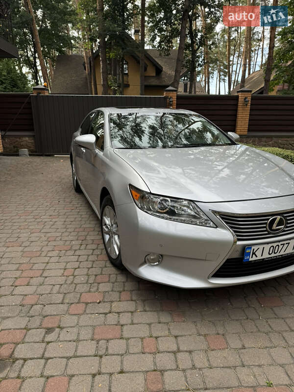 Седан Lexus ES 2014 в Ирпене