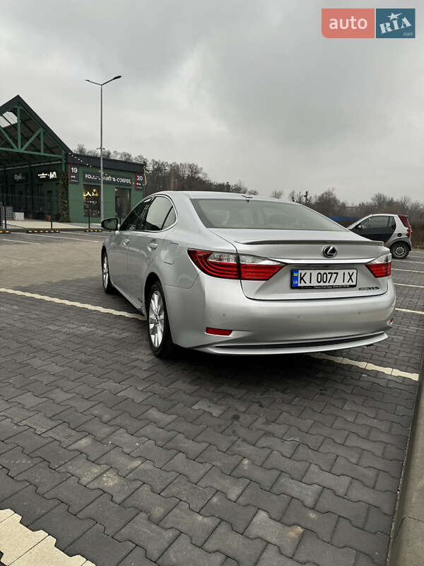 Седан Lexus ES 2014 в Ирпене
