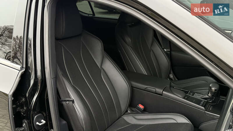 Седан Lexus ES 2019 в Виннице