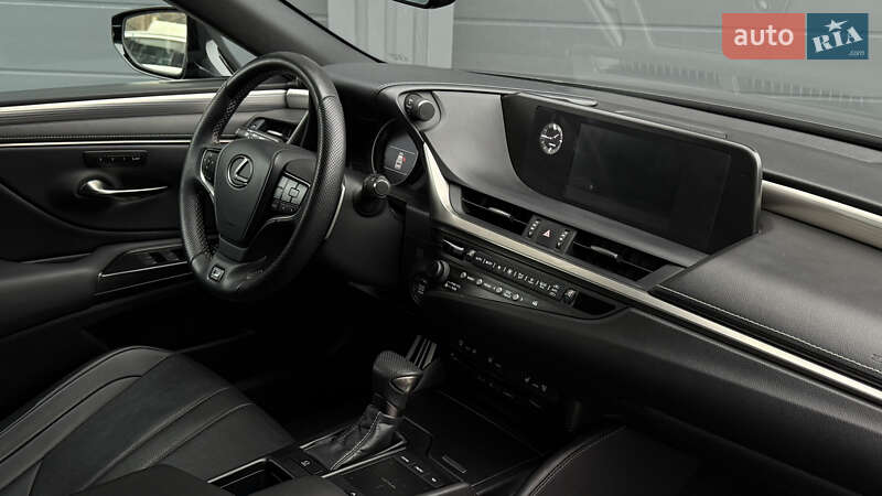 Седан Lexus ES 2019 в Виннице