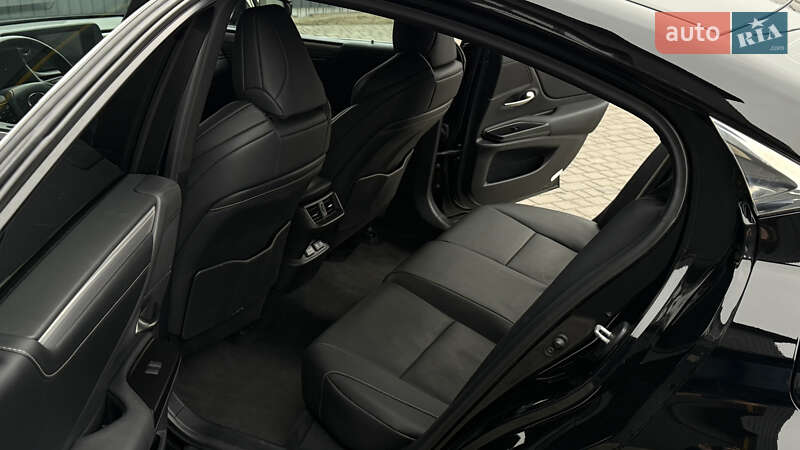 Седан Lexus ES 2019 в Виннице