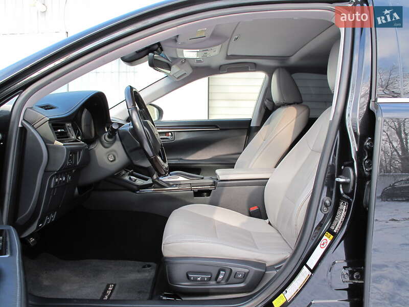 Седан Lexus ES 2016 в Киеве