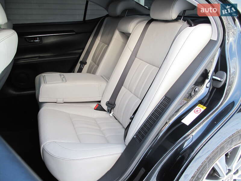 Седан Lexus ES 2016 в Киеве