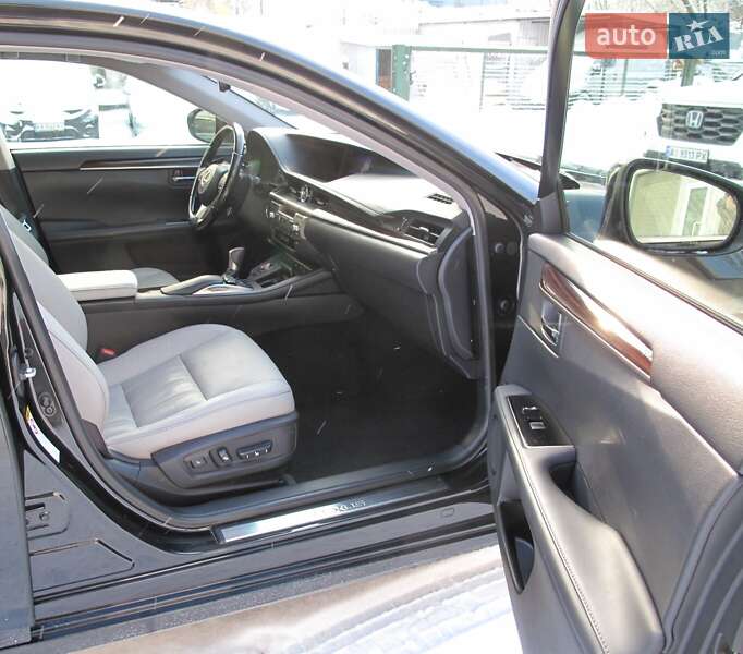 Седан Lexus ES 2016 в Киеве