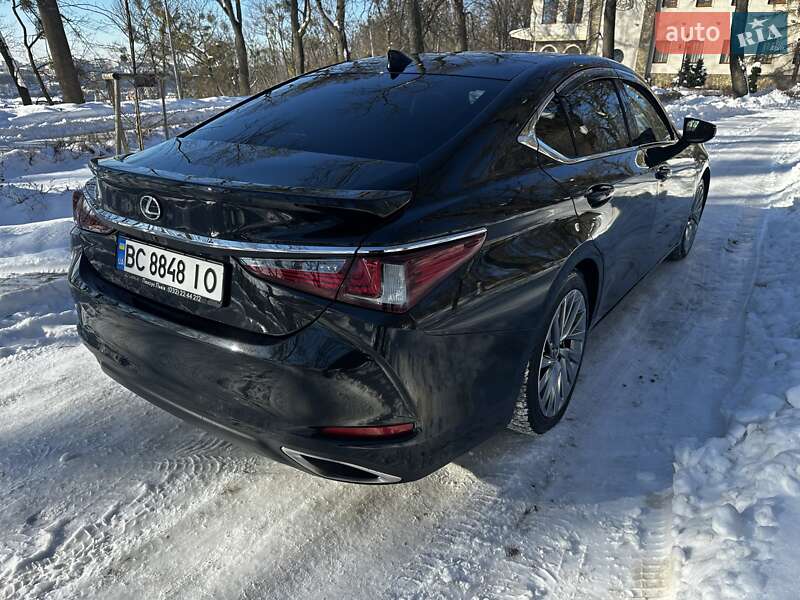 Седан Lexus ES 2022 в Львові
