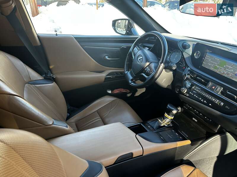 Седан Lexus ES 2022 в Львові
