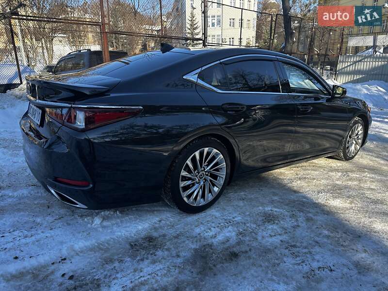 Седан Lexus ES 2022 в Львові