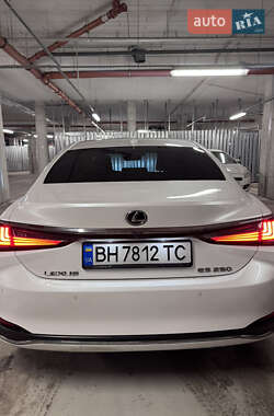 Седан Lexus ES 2021 в Львове