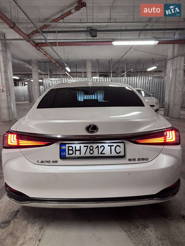 Седан Lexus ES 2021 в Львове