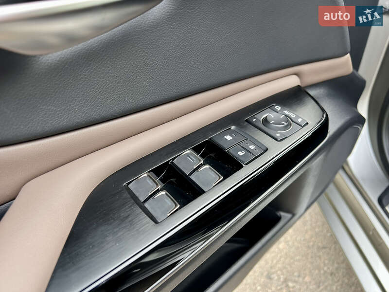 Седан Lexus ES 2024 в Рівному