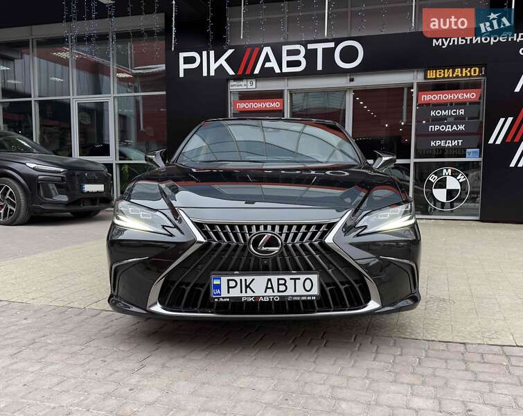 Седан Lexus ES 2022 в Львові
