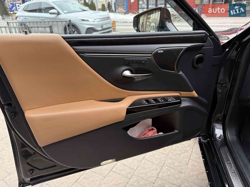 Седан Lexus ES 2022 в Львові