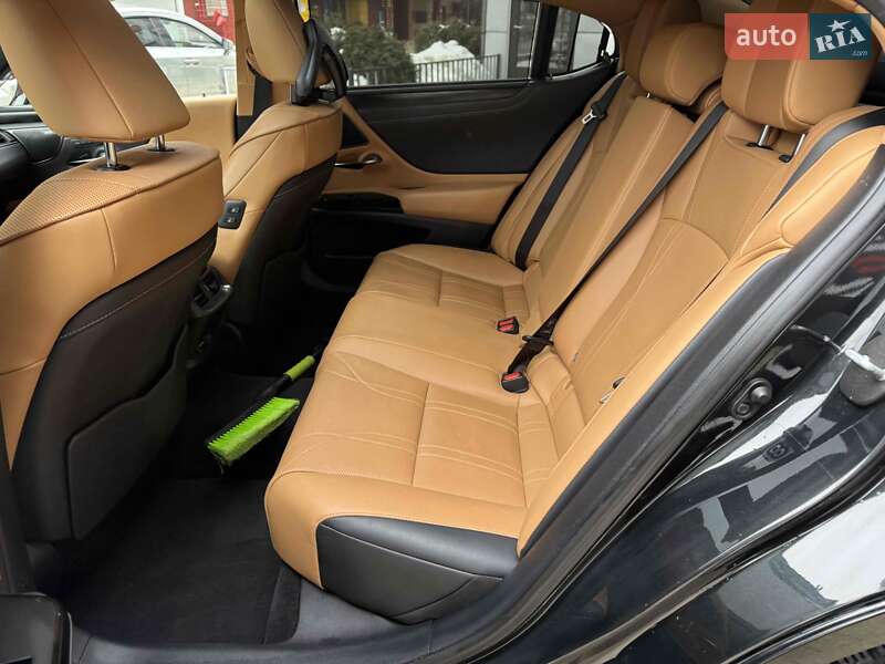 Седан Lexus ES 2022 в Львові