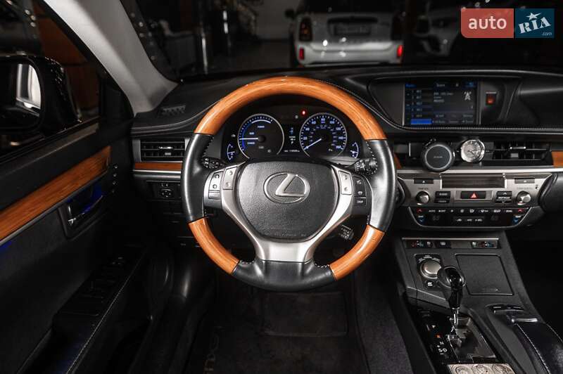 Седан Lexus ES 2015 в Одесі