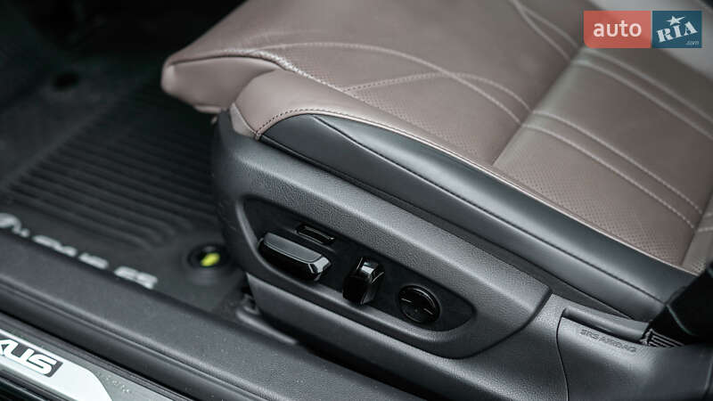 Седан Lexus ES 2024 в Львові