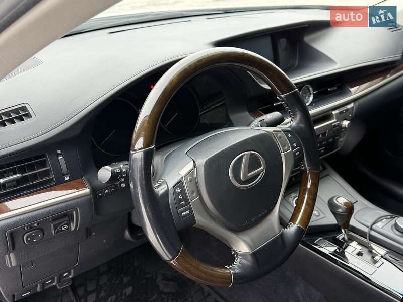 Седан Lexus ES 2015 в Киеве