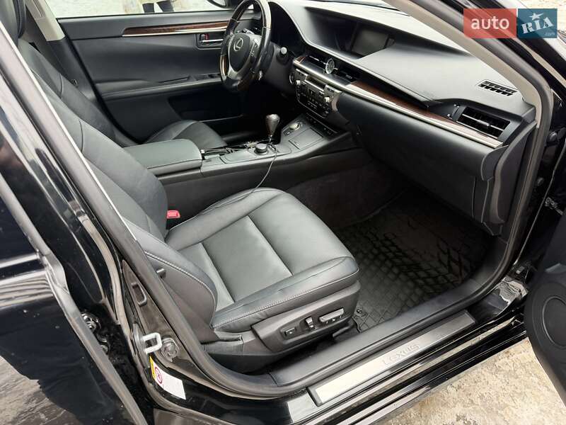Седан Lexus ES 2015 в Киеве