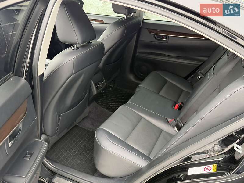 Седан Lexus ES 2015 в Киеве