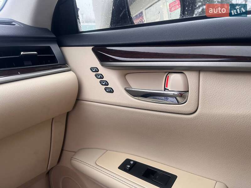 Седан Lexus ES 2012 в Львові