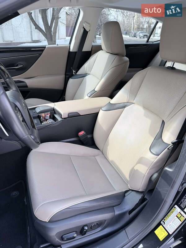 Седан Lexus ES 2019 в Киеве