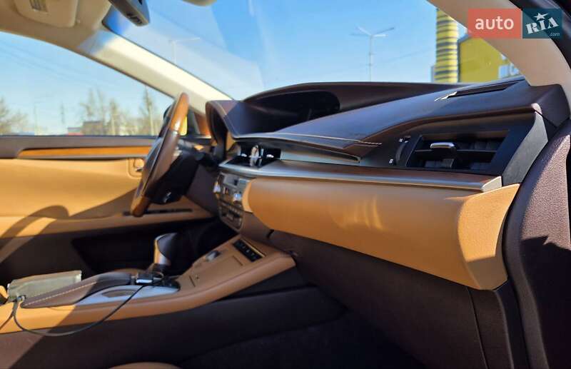 Седан Lexus ES 2016 в Киеве