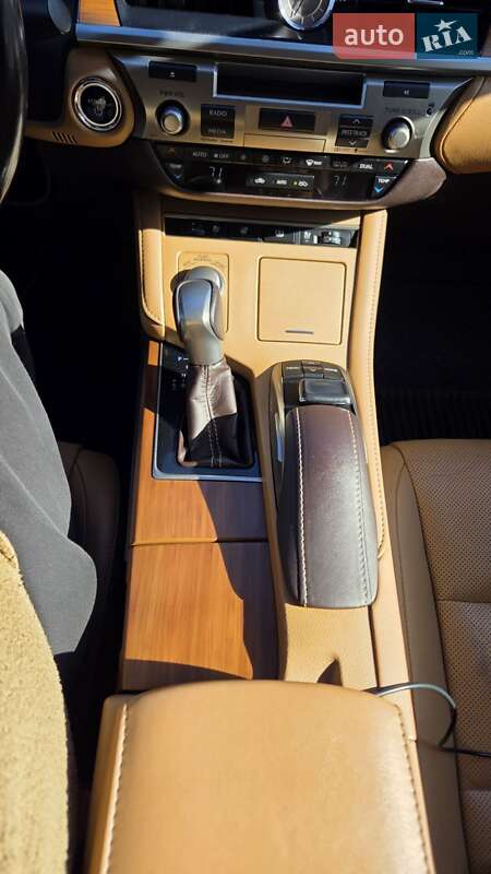 Седан Lexus ES 2016 в Киеве