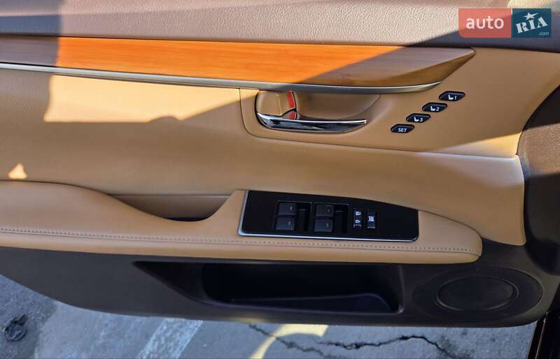 Седан Lexus ES 2016 в Киеве