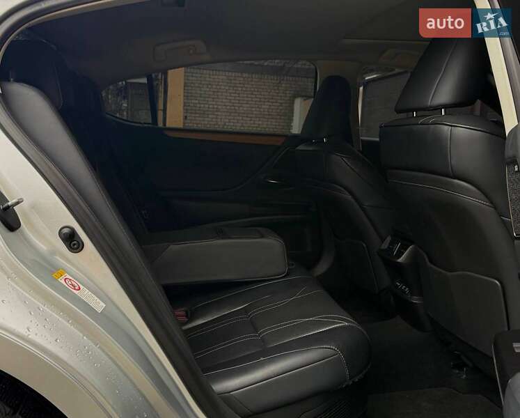 Седан Lexus ES 2019 в Николаеве