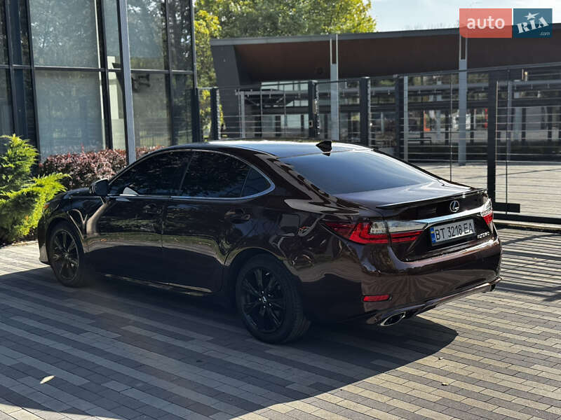 Седан Lexus ES 2016 в Киеве