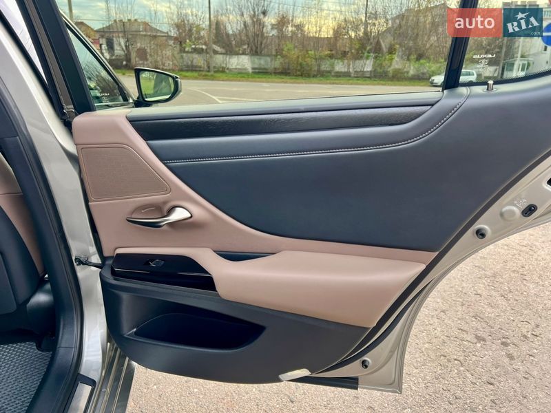 Седан Lexus ES 2024 в Рівному