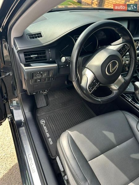 Седан Lexus ES 2016 в П'ятихатках