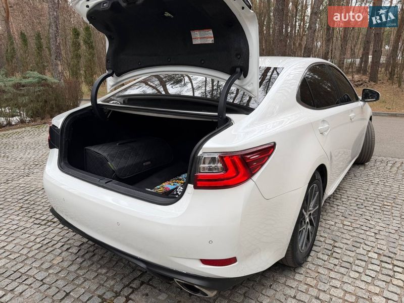 Седан Lexus ES 2016 в Новомосковську