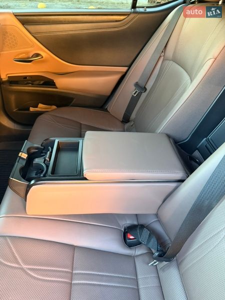Седан Lexus ES 2022 в Виннице