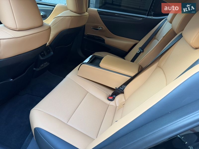 Седан Lexus ES 2024 в Києві