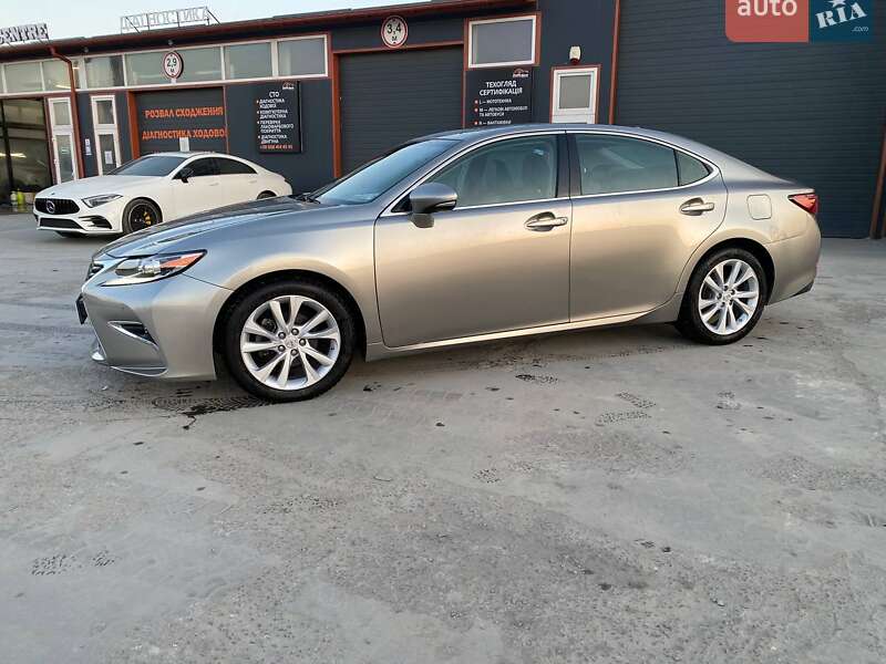 Седан Lexus ES 2017 в Львове