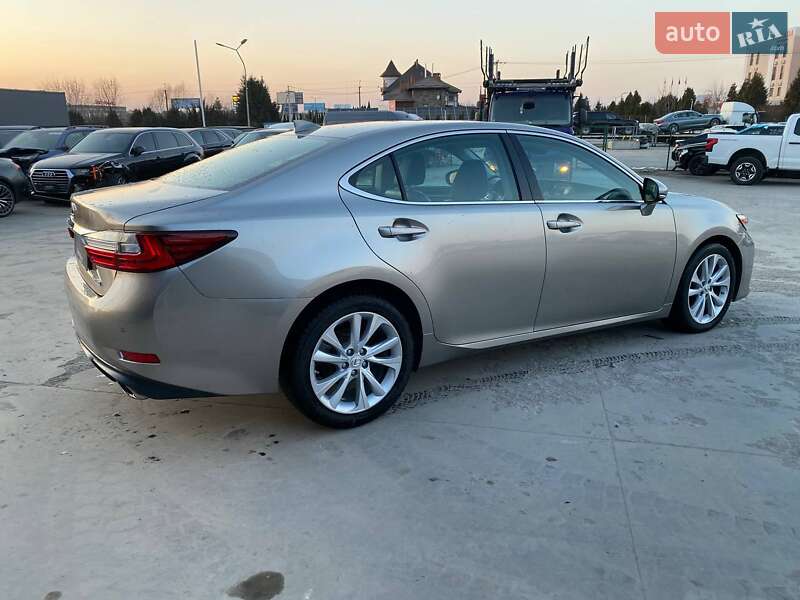 Седан Lexus ES 2017 в Львове