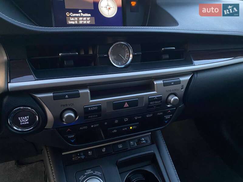 Седан Lexus ES 2017 в Львове