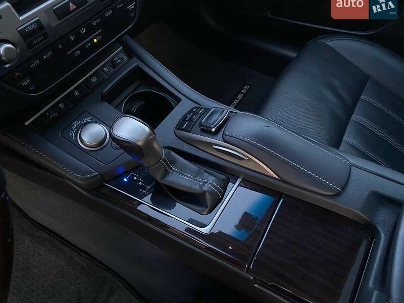 Седан Lexus ES 2017 в Львове
