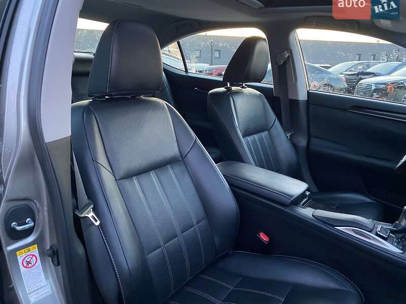 Седан Lexus ES 2017 в Львове